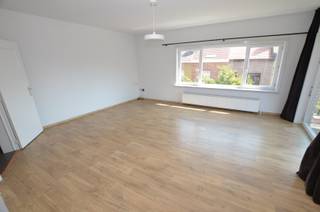 Indeling:Inkomhall, afzonderlijk toilet, woonkamer, ingerichte keuken, badkamer met ligbad en wastafel, 2 slaapkamers en dressing, ruim zonneterras.-...