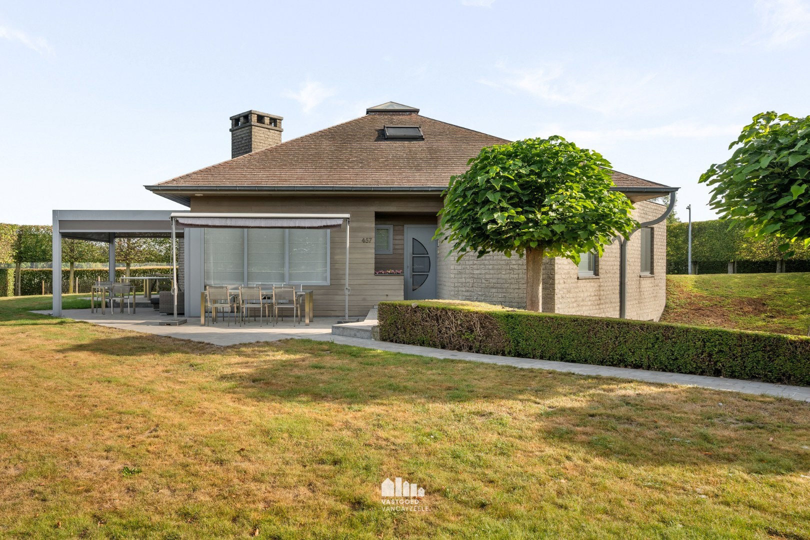 Goed onderhouden villa met grote tuin en twee garages op centrale ligging. - foto 4