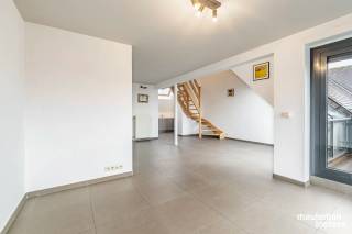 Welkom in residentie “Aline”, een moderne residentie met lift op een zongerichte toplocatie in het hart van Oostkamp. Dit instapklare duplexappartement combineert comfort, licht en gemak op één van de aangenaamste plekken van het centrum.<br /><br />Wonen in alle rust en helderheid<br />Via de inkomhal met gastentoilet stap je binnen in de zeer luchtige living, met een gezellige eet- en zithoek. Grote raampartijen met zonnewering zorgen voor een overvloed aan daglicht. Vanuit de living loop je zo door naar het zuidgericht en ruim terras.<br /><br />De ingerichte keuken met annex bergruimte en wasplaats zorgen voor veel gebruikscomfort.<br /><br />Op hetzelfde niveau vind je een tweepersoonsslaapkamer met aanpalend terras.<br /><br />Via de nachthal bereik je twee slaapkamers en een compleet ingerichte badkamer, voorzien van een enkele lavabo met meubel, een ligbad met douchemogelijkheid en een toilet.<br /><br />Parkeren en berging inbegrepen<br />Bij het appartement horen een overdekte parkeerplaats en een private berging. Ook in de straat en de onmiddellijke omgeving is voldoende parkeergelegenheid onder andere in de ondergrondse openbare parkeergarage in de Schooldreef.<br /><br />Alles om de hoek<br />Winkels, diensten, scholen en openbaar vervoer liggen op wandelafstand. De verschillende verbindingswegen bereik je binnen enkele minuten, ideaal voor wie vlot naar Brugge, Gent of de kust wil.<br /><br />Troeven op een rij<br />• Instapklaar<br />• Gunstig energiepeil (label B)<br />• Toplocatie in het centrum van Oostkamp<br />• Zuidgericht en goed georiënteerd appartement<br />• Overdekte autostaanplaats en berging<br />• Moderne architectuur<br />• Gekeurde elektriciteit<br /><br />Benieuwd of dit appartement jouw nieuwe thuis wordt? Neem contact op voor een bezichtiging.