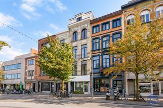<p><span>Volledig gerenoveerde duplex met 2 slaapkamers en zonnig dakterras</span></p><p><span>Deze volledig gerenoveerde duplex in Oud-Berchem combineert een hoogwaardige afwerking met royale ruimtes, hoge plafonds en een zonnig dakterras. De stijlvolle walnootkeuken, visgraatparket en grote raampartijen geven het appartement een eigentijdse uitstraling, terwijl de twee volwaardige slaapkamers en praktische indeling zorgen voor comfortabel wonen. Het kleinschalige gebouw werd in 2026 bovendien volledig gestript en grondig gerenoveerd.</span></p><p><span> </span></p><p><span>Indeling</span></p><p><span>U komt binnen in de ruime en lichtrijke leefruimte, waar de hoge plafonds, het visgraatparket en de grote raampartijen onmiddellijk in het oog springen. De open keuken vormt het hart van de ruimte en werd stijlvol uitgevoerd in walnoot. Ze beschikt over een kookeiland en is volledig uitgerust met AEG-inbouwtoestellen. Aansluitend bevindt zich een ruime en praktische berging met aansluitingen voor wasmachine en droogkast. Op deze verdieping is eveneens een afzonderlijk gastentoilet voorzien. Vanuit de leefruimte heeft u rechtstreeks toegang tot het zuidoostgerichte dakterras. Een fijne buitenruimte waar u vanaf de ochtend en gedurende een groot deel van de dag van de zon kunt genieten. Via de karaktervolle houten draaitrap bereikt u de bovenste verdieping. Hier bevinden zich twee bijzonder ruime slaapkamers van respectievelijk ca. 15 m² en 14 m². Beide kamers bieden voldoende plaats voor een volwaardige slaapkamerinrichting en bijkomende kasten. De royale badkamer is afgewerkt in een tijdloze stijl en uitgerust met een ruime inloop-regendouche en een stijlvol lavabomeubel met spiegel. Daarnaast is op deze verdieping een tweede, afzonderlijk toilet aanwezig.</span></p><p><span> </span></p><p><span>Belangrijkste troeven</span></p><ul><li><span>Volledig gerenoveerde duplex in een vernieuwd gebouw</span></li><li><span>Twee ruime slaapkamers van ca. 15 m² en 14 m²</span></li><li><span>Zuidoostgericht dakterras</span></li><li><span>Hoge plafonds tot ca. 3 meter</span></li><li><span>Visgraatparket</span></li><li><span>Walnootkeuken met kookeiland en AEG-toestellen</span></li><li><span>Royale badkamer met inloop-regendouche</span></li><li><span>Praktische berging met aansluiting voor wasmachine en droogkast</span></li><li><span>Twee afzonderlijke toiletten</span></li><li><span>Dak, achtergevel en zijgevels volledig geïsoleerd</span></li><li><span>EPC-label B</span></li><li><span>Conforme elektrische installatie</span></li><li><span>Lage gemeenschappelijke kosten</span></li><li><span>Interessant voor eigen bewoning én investering</span></li></ul><p><span> </span></p><p><span>Algemene informatie</span></p><p><span>De gemeenschappelijke kosten worden geraamd op ca. € 25 per maand en omvatten onder meer het verbruik van de gemeenschappelijke delen en de blokpolis.</span></p><p><span>Het appartement beschikt over privatieve verbruiksmeters voor water, elektriciteit en gas.</span></p><ul><li><span>EPC: label B</span></li><li><span>Elektrische installatie: conform het AREI</span></li><li><span>Asbestattest: in aanvraag</span></li></ul><p><span>Aandeel kosten basisakte ten laste van de koper: € 1.250 incl. btw</span></p><p><span> </span></p><p><span>Het gebouw</span></p><p><span>Het kleinschalige gebouw werd in 2026 volledig gestript en gerenoveerd. Het bestaat uit een ruime handelsruimte en gemeenschappelijke fietsenberging op het gelijkvloers en twee duplexappartementen op de bovenliggende verdiepingen. Ook op energetisch vlak werd stevig geïnvesteerd. Het dak en de achter- en zijgevels werden volledig geïsoleerd.</span></p><p><span>Daarnaast beschikt het gebouw over een gemeenschappelijke kelderberging. Er is geen lift aanwezig.</span></p><p><span> </span></p><p><span>Ligging</span></p><p><span>De Statiestraat in Oud-Berchem combineert een uitstekende bereikbaarheid met een levendige buurt en alle dagelijkse voorzieningen binnen handbereik.</span></p><p><span>Station Antwerpen-Berchem bevindt zich op wandelafstand en ook het centrum van Antwerpen is vlot bereikbaar met de fiets. In de onmiddellijke omgeving vindt u tal van gezellige restaurants, bars, koffie- en ontbijtadresjes, bakkers, slagers, supermarkten en andere buurtwinkels.</span></p><p><span>Met een Mobiscore van 9,5/10 is dit bovendien een bijzonder goed bereikbare locatie, zowel met de fiets en het openbaar vervoer als met de wagen.</span></p><p><span> </span></p>
