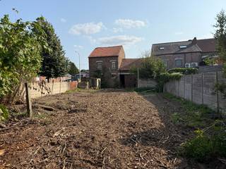 Deze woning is gelegen op een hoekperceel aan de Kruissteenweg met de naastgelegen straat "Kleine Helverik".<br /><br />De woning dient volledig gerenoveerd te worden, de naastgelegen schuur kan mogelijk vervangen worden door een nieuwbouwwoning.<br />Samen met de achterliggende tuin heeft dit perceel een diepte van ongeveer 30 meter.<br /><br />Voor verdere info kunt u contact nemen met ons kantoor op het nummer 012 23 00 23 of mail uw vragen aan roland@immo-leroi.be.