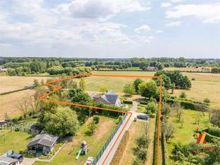 Op een riante kavel van meer dan 1 hectare in Stevoort bevindt zich deze uitzonderlijke villa. Deze in 2011 volledig gerenoveerde en uitgebreide woning uit 1965 verenigt modern wooncomfort met uitgebreide faciliteiten voor paardenliefhebbers.<br />Interesse? Neem contact op met Lieve & Edwin 0475 407673<br /><br />Bij binnenkomst wordt u direct omarmd door de royale inkomhal, waar stijlvolle maatwerkinbouwkasten en een sfeervolle entree de toon zetten voor de rest van deze hoogwaardige woning. <br /><br />De ruime living baadt in natuurlijk licht en is voorzien van airconditioning en comfortabele vloerverwarming en cassettehaard. De keuken biedt alle ruimte voor culinaire experimenten, met uitgebreide opbergmogelijkheden en royale werkbladen. Een praktische technische berging(ruimte voor wasmachine/droogkast) met maatwerkinbouwkasten en een Amerikaanse koelkast/vriezer zorgt voor optimale opslagruimte.<br /><br />Op het gelijkvloers bevinden zich 2 slaapkamers met individueel sanitair en toilet.<br /><br />Interessant aan deze woning is het multifunctionele bureel op het gelijkvloers, dat is voorbereid als home-cinema/tv ruimte. <br /><br />Op de eerste verdieping vindt u een luxueuze master bedroom met eigen badkamer en ruime inloopkast. 1bijkomende slaapkamer. Deze bieden optimale privacy voor het hele gezin. Een bijzonder element is het moderne bureel met open karakter, dat uitkijkt over de leefruimte - perfect voor thuiswerken met behoud van connectie met het gezinsleven.<br /><br />Het buitenterrein is een waar paradijs voor paardenliefhebbers. Met een mogelijkheid tot paardenstalling en een weide van meer dan 1 hectare, palend aan de tuin, biedt deze locatie alle faciliteiten voor het houden van paarden.<br /><br />Praktische Details<br />•Perceeloppervlakte woning: 150,42are + paardenweide van > 1ha<br />•4 slaapkamers<br />•3 badkamers<br />•3 separate toiletten<br />•Uitgebreide bergruimtes met maatwerk inbouwkasten<br />•3 afsluitbare bijgebouwen met zolder, garage, carport, houtopslag <br />•Volledig gerenoveerd met hoogwaardige materialen<br />•Energiezuinige voorzieningen<br /><br />Stevoort combineert landelijk wonen met stedelijk comfort. De rustige, kindvriendelijke omgeving ligt op korte afstand van Hasselt, het klaverblad Lummen, met alle voorzieningen zoals scholen en winkels binnen handbereik.<br /><br />Meer Informatie<br />Voor een persoonlijke bezichtiging van deze unieke woning kunt u contact opnemen met <br />Edwin op 0475 40 76 73 of via admin@verkoopanders.be. <br />VerkoopAnders staat 7 dagen per week voor u klaar vanuit ons kantoor aan de <br />Genkersteenweg 402C in Hasselt.<br />Deze woning verenigt luxe, comfort en functionaliteit op een unieke manier. Of u nu paardenliefhebber bent, houdt van natuur en rust, of gewoon op zoek bent naar een ruime gezinswoning met alle moderne voorzieningen - deze villa biedt het allemaal.<br />Bezoek www.verkoopanders.be voor meer informatie en beeldmateriaal van deze bijzondere woning.<br />
