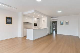 Instapklaar appartement met 2 slaapkamers, terras en kelderberging op centrale ligging
Op de derde verdieping bevindt zich dit volledig instapklare en piekfijn onderhouden appartement. Dankzij de centrale ligging geniet u van een vlotte bereikbaarheid en bevinden het centrum van Turnhout, winkels, scholen, openbaar vervoer en andere voorzieningen zich op wandel- of fietsafstand.
Het appartement beschikt over een ruime en lichtrijke leefruimte met een moderne open keuken, volledig uitgerust. Verder zijn er twee slaapkamers, een verzorgde badkamer met douche en een aparte berging met aansluitingen voor een wasmachine en droogkast.
Aan de achterzijde bevindt zich een aangenaam terras waar u in alle rust kunt genieten. Het appartement is afgewerkt met een mooie parketvloer, wat zorgt voor een warme en stijlvolle uitstraling. Alles is tot in de puntjes onderhouden en verkeert in uitstekende staat.
Tot slot beschikt het appartement over een praktische kelderberging, ideaal als extra opbergruimte.
Daarnaast beschikt het appartement over een gunstig EPC-label B (181 kWh)
Bent u op zoek naar een verzorgd, instapklaar appartement? Contacteer ons vandaag nog voor een bezoek
*Oppervlakten zijn louter indicatief conform het EPC-certificaat