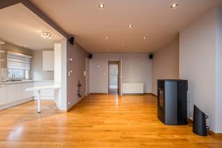Welkom in dit instapklaar 2 slaapkamer appartement dat deel uitmaakt van een kleinschalig gebouw (3 entiteiten) zonder syndic kost. <br />Het appartement ligt langs de Kwadeweg, op enkele stappen van de tram- en bushalte, een bakker, lagere en middelbare scholen, en diverse winkels. Het centrum van Evergem bevindt zich om de hoek, en Gent ligt op ongeveer 7 km afstand.<br /><br />De indeling: je komt op de 2de verdieping en beschikt er over een hal voor o.a. schoenen te plaatsen. Vervolgens kom je binnen in de lichtrijke leefruimte met half open keuken. <br />Verder is er een kleine berging, badkamer met douche, wastafel en toilet en 2 slaapkamers. Als extra troef is er de grote opberg zolder (+/-30m²), toegankelijk via een traplader in hal. Mits het verkrijgen van een stedenbouwkundige vergunning kan deze ruimte ingericht worden als extra slaapkamer. <br /><br />2de troef is de garagebox, voorzien van elektriciteit, je kan daar ook voor parkeren. <br /><br />Appartement verwarmd met accumulatie en recente pellet kachel en deze laatste volstaat als hoofdverwarming. <br /><br />Asbestveilig – geen renovatieverplichting. <br /><br />Beschikbaar bij akte. <br /><br />Contacteer Top Vastgoed voor een bezoek op 0475 700 700.