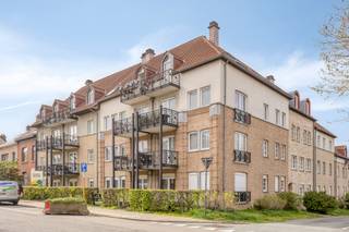 Cet élégant appartement bien entretenu avec 2 chambres et garage se situe au cœur de Buizingen, une section de Halle. Il bénéficie d’une...