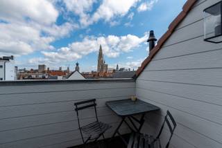 Dit recent gerenoveerde duplex appartement is gelegen op de 3e verdieping.<br />Het is een 1-slaapkamer appartement met een terras van +/-7m² en een prachtig zicht over de stad.<br />Geen gemeenschappelijke kosten, nutsvoorzieningen met aparte meters.<br />Locatie:<br />Gelegen in het kloppende hart van de Antwerpse modewijk, vlakbij de Kloosterstraat en Hoogstraat.