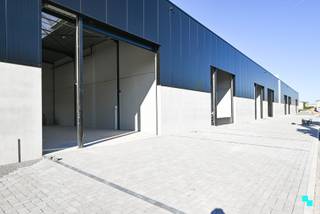 Project Saturnus, bestaande uit 23 KMO-units (oppervlaktes van 165 m² tot 270 m²) met een uitzonderlijke combinatie van moderne architectuur en hoogwaardige materialen. Gelegen langs de Heirweg te Wielsbeke, een toplocatie die gekenmerkt wordt door een uitstekende bereikbaarheid dankzij diverse belangrijke invalswegen. Elke unit is ontworpen met oog voor detail en duurzaamheid. De gevels zijn opgebouwd uit lichtgrijze betonnen en metalen sandwichpanelen, afgewerkt met aluminium schrijnwerk en isolerend glas. De automatische sectionaalpoorten (4m x 4,5m) en aparte toegangsdeuren bieden gebruiksgemak. De constructie, opgebouwd uit een staalconstructie (brandklasse C) met een vrije hoogte van minstens 6 meter. De daken zijn voorzien van lichtstraten met RWA-systemen voor natuurlijke verlichting. De gepolierde betonnen vloeren zijn glad, egaal en duurzaam, ideaal voor diverse industriële en commerciële toepassingen. Elke unit beschikt over twee parkeerplaatsen in grasdallen, met een wachtbuis voor de eventuele installatie van een laadpaal. Het omliggende groen is aangelegd met streekgebonden beplanting en voorzien van twee wadi's voor effectief regenwaterbeheer. Of u nu een opslagruimte, productieplaats, kantoor of showroom nodig heeft, Project Saturnus biedt de perfecte locatie die aan al uw eisen voldoen. Grijp nu de kans om uw bedrijf te vestigen in Project Saturnus. Voor meer informatie neem contact op met Louis (BIV 517.545) via 056 98 03 03 www.bordes.be