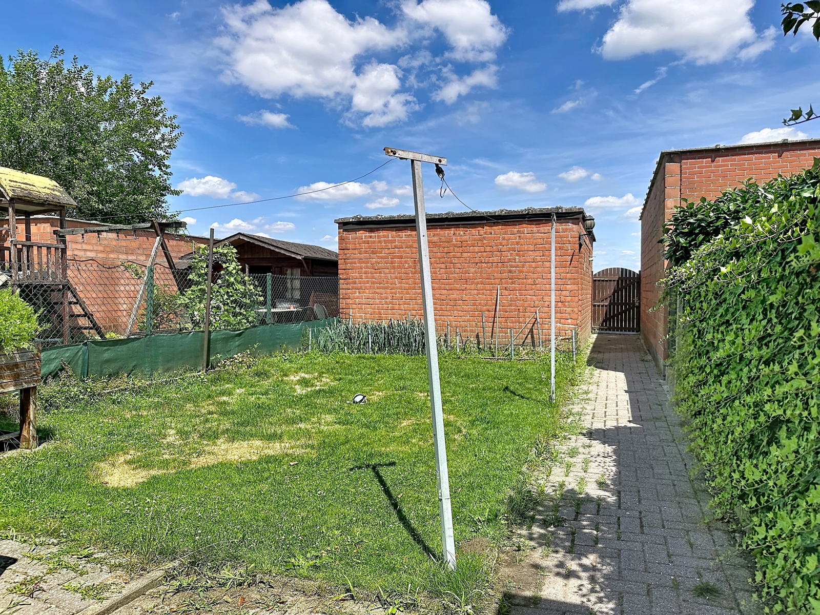 Te renoveren woning met groengebied in de achtertuin - foto 5