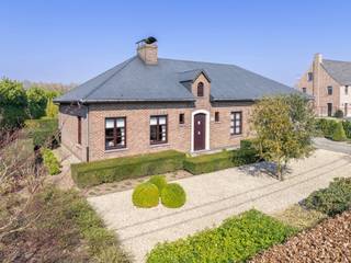 <p>TE KOOP MET PRE-VIEW</p>
<p>Bent u op zoek naar een ruime, instapklare woning op een uitstekende locatie? Ontdek dan deze charmante woning gelegen in Zandhoven en neem contact op met Nathan via nathan@reds.be of 0492 25 61 02<br /><br />De woning werd gebouwd in 1981 en doorheen de jaren goed onderhouden en opgefrist, waardoor ze vandaag een aangename en instapklare woonomgeving biedt. Binnen geniet u van ruime en lichtrijke leefruimtes die zorgen voor een comfortabel woongevoel en tal van mogelijkheden bieden voor gezinnen of wie graag ruim woont.<br /><br />De woning is gelegen op een bijzonder ruim perceel van maar liefst ca. 1.454 m², wat zorgt voor veel privacy en een aangename buitenruimte om te ontspannen, te tuinieren of gezellig samen te zijn met familie en vrienden. Extra troeven zijn onder andere de aanwezigheid van zonnepanelen, een praktische kelder en een aangenaam ingericht tuinhuis met plaats voor aanhangwagen. Ook is er een praktische zolder die rijkt over de volledige lengte van de woning. <br /><br />Ook de ligging is een absolute meerwaarde: winkels, scholen, openbaar vervoer en sportfaciliteiten bevinden zich in de nabije omgeving, terwijl u toch geniet van een vlotte verbinding naar omliggende gemeenten en belangrijke invalswegen.<br /><br />Kortom, een verzorgde woning met veel ruimte, een groot perceel en een gunstige ligging in het gegeerde Zandhoven.</p>
<p></p>