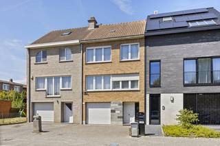 Op zoek naar een ruime woning met karakter, gelegen in een rustige straat en toch vlakbij alle voorzieningen? Deze op te frissen woning in het...