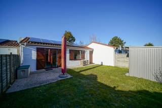 Instapklare en gemeubelde vakantiewoning gelegen in Zeepark Zeewind 1 te Bredene. De woning bevindt zich op minder dan 1 km van het strand en...