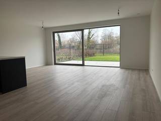 <p>Mooi gelijkvloers appartement voorzien van een ruime leefruimte met open keuken, aansluitende berging, apart toilet, 2 slaapkamers, badkamer met douche en dubbele lavabo. Een ruim terras grenzend aan de leefruimte en een aangename groene tuin afgesloten door hagen. <br />De verwarming wordt voorzien met een geothermische warmtepomp op zonnepanelen waardoor de stookkosten aanzienlijk lager liggen dan bij een gasketel. Het appartement voldoet aan de zuinigste energienormen om met deze dure energieprijzen te genieten van een betaalbaar wooncomfort.<br /><br />Het project "Rubenspark" is gelegen op de Mechelsesteenweg te Blaasveld, kort bij het centrum en op wandelafstand van een kleuter- en lagere school, en van verschillende winkelketens zoals Delhaize en Okay. Er is een vlotte bereikbaarheid via de A12 en de E19. <br />Aan de zijde van de Mechelsesteenweg komt een mooi, hedendaags gebouw met 19 appartementen over 4 verdiepingen. Met een ruime keuze tussen 1,2 en 3 slaapkamer-appartementen. Alle terrassen kijken uit op het groene en rustige binnen gebied aan de achterzijde.<br />Achter de appartementen in de groene binnentuin creëren we 12 wooneenheden genoemd stapelwoningen.<br />De gelijkvloerse 2 slaapkamer woningen zijn voorzien van een privatieve tuin en terras en de appartementen zijn allemaal voorzien van een ruim terras. Het project beschikt over een ondergrondse keldergarage en mooie gemeenschappelijke tuinen.<br />In dit groene kader, zal dit project vooral de focus leggen op hedendaagse architectuur en uitgedachte buitenaanleg om een bijzondere woongelegenheid te creëren.</p>
