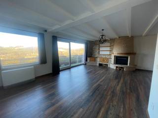 Dit prachtig gerenoveerd appartement met 2 slaapkamers is gelegen in Bredene en heeft een uniek zicht op de duinen. Het appartement...