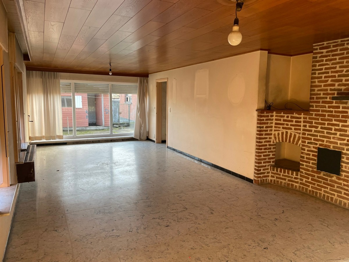 Compleet te renoveren vrijstaande woning met ruime garage en magazijn op grondstuk van 948 m2. - foto 3