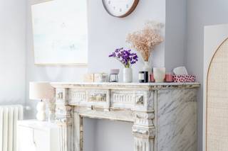 <h1><span>Statige herenwoning met karakter, ruimte en moderne luxe op toplocatie in Oostende</span></h1><p><span>Op de levendige Elisabethlaan in Oostende bevindt zich deze uitzonderlijk ruime en perfect onderhouden herenwoning, waar authentieke charme en hedendaags wooncomfort naadloos samenvloeien. Met haar indrukwekkende volumes, hoge plafonds tot maar liefst 3,95 meter, prachtige originele elementen en volledig instapklare afwerking is dit een unieke eigendom voor wie op zoek is naar karakter, ruimte en veelzijdigheid.</span></p><h2><span>Gelijkvloers</span></h2><p><span>Via de ruime inkomhal betreedt u deze stijlvolle woning. De lichtrijke woonkamer geniet van indrukwekkende plafondhoogtes en tal van authentieke details zoals sierlijke rozetten, originele haarden en prachtige plankenvloeren. Aansluitend bevindt zich een ruime eetplaats, ideaal voor gezellige diners en familiebijeenkomsten.</span></p><p><span>De recent vernieuwde, volledig ingerichte keuken is uitgerust met alle hedendaagse comfort en kwaliteitsvolle toestellen.</span></p><p><span>Verder beschikt de woning over een bijna volledig onderkelderde verdieping, wat zorgt voor een uitzonderlijke hoeveelheid opslagruimte.</span></p><h2><span>Eerste verdieping</span></h2><p><span>De eerste verdieping omvat:</span></p><ul><li><span>Ruime overloop </span></li><li><span>Apart gastentoilet </span></li><li><span>Zeer grote master bedroom </span></li><li><span>Tweede ruime kamer, momenteel ingericht als dressing </span></li><li><span>Badkamer met lavabomeubel en stijlvolle inloopdouche </span></li></ul><h2><span>Tweede verdieping</span></h2><p><span>Op de tweede verdieping bevinden zich:</span></p><ul><li><span>Apart toilet </span></li><li><span>Twee grote slaapkamers </span></li><li><span>Badkamer uitgerust met ligbad en lavabomeubel </span></li></ul><h2><span>Derde verdieping Studioverdieping</span></h2><p><span>De recent volledig vernieuwde zolderverdieping werd omgevormd tot een volwaardige studio en biedt tal van mogelijkheden, zoals inwonende kinderen, gastenverblijf, praktijkruimte of kangoeroewonen.</span></p><p><span>Deze verdieping omvat:</span></p><ul><li><span>Nieuwe keuken </span></li><li><span>Badkamer met inloopdouche, lavabo en toilet </span></li><li><span>Gezellige mezzanine met woon- en slaapgedeelte </span></li></ul><h2><span>Buitenruimte</span></h2><p><span>Het aangename zuidwestgerichte terras geniet van optimale zoninval gedurende vrijwel de volledige dag en vormt een heerlijke plek om in alle rust te ontspannen.</span></p><h2><span>Extra troeven</span></h2><p><span>Instapklaar<br />Nieuwe ramen<br />Dak vernieuwd en geïsoleerd<br />Vernieuwde keuken<br />Elektrische installatie conform<br />Centrale verwarming<br />Zuidwestgericht terras<br />Veel natuurlijke lichtinval<br />Authentieke elementen zoals rozetten, originele haarden en plankenvloeren<br />Uitzonderlijke plafondhoogtes tot 3,95 meter<br />Bijna volledig onderkelderd<br />Veel woonoppervlakte en tal van gebruiksmogelijkheden</span></p><h2><span>Garage mogelijk</span></h2><p><span>Hoewel er geen parkeermogelijkheid voor de woning is, bestaat de mogelijkheid tot aankoop of huur van een garagebox achteraan het perceel. Deze garage geeft uit op de koer van de woning, waarbij eventueel een rechtstreekse verbinding kan worden gecreëerd.</span></p><h2><span>Samengevat</span></h2><p><span>Deze karaktervolle herenwoning combineert authentieke grandeur met hedendaags comfort en biedt uitzonderlijk veel ruimte voor grote gezinnen, thuiswerkers of wie op zoek is naar een woning met een afzonderlijke studio. Een unieke kans voor liefhebbers van stijlvolle herenhuizen in Oostende.</span></p><p><span>Laat u verrassen door de indrukwekkende volumes, de overvloed aan licht en de unieke sfeer die deze prachtige woning uitstraalt.</span></p>
