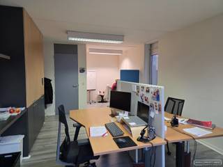 Kantoor te huur in bedrijvencentrum Waregem aan oprit E17Pluspunten  * Vlak aan de E17 en altijd parking (met 10 laadpunten)  * Korte opzegperiode 4...