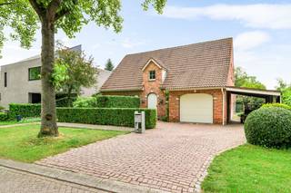 In een rustige en residentiële omgeving te Brasschaat bevindt zich deze verzorgde open bebouwing op een perceel van 771m². De woning...