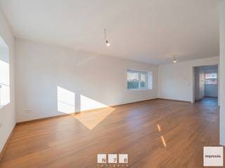 <p><strong>HALFVRIJSTAANDE WONING OP EEN PERCEEL VAN 9A 97CA IN HET CENTRUM VAN NEEROETEREN<br /><br /></strong><strong>TROEVEN<br /></strong>- Volledig gestript en heropgebouwd in 2025-2026<br />- 3 slaapkamers, waarvan een ruime slaapkamer op de tweede verdieping<br />- Perceel van 9a 97ca<br />- EPC-label A – slechts 34 kWh/m²<br />- Vloerverwarming op het gelijkvloers<br />- Warmtepomp voor verwarming en sanitair warm water<br />- Ventiloconvectoren op de verdieping met mogelijkheid tot koelen en verwarmen<br />- 8 zonnepanelen met een opbrengst van ca. 3.600 kWh/jaar<br />- Regenwaterput van 7.500 liter<br />- PVC-buitenschrijnwerk van Schüco met dubbele hoogrendementsbeglazing<br />- Elektrische installatie conform<br />- Centrale ligging nabij het centrum van Neeroeteren<strong><br /><br />KELDERVERDIEPING -01 (10,18 m²)<br /></strong>Kelderruimte (2,97 m x 3,43 m = 10,18 m²).</p>
<p><strong>GELIJKVLOERS 00 (61,08 m²)<br /></strong>Inkomhal: (3,28 m x 1,97 m = 6,46 m²): keramische tegelvloer.<br />Woonkamer: (7,67 m x 3,80 m = 29,14 m²): keramische tegelvloer.<br />Keuken (3,98 m x 3,07 m + 1,34 m x 3,85 m = 17,36 m²): volledig ingericht en uitgerust met een keramische kookplaat, afzuigkap, combi-oven, vaatwasser, koelkast en diepvriezer, keramische tegelvloer.<br />Berging (2,87 m x 2,20 m = 6,31 m²): technische ruimte, aansluiting wasmachine, keramische tegelvloer.<br />Toilet (1,68 m x 1,08 m = 1,81 m²): hangtoilet met lavabo, keramische tegelvloer.</p>
<p><strong>VERDIEPING +01 (45,14 m²)<br /></strong>Overloop (1,67 m x 4,76 m = 7,94 m²): klik pvc vloer.<br />Slaapkamer 1 (4,30 m x 3,50 m = 15,05 m²): klik pvc vloer.<br />Slaapkamer 2 (3,40 m x 4,00 m = 13,60 m²): klik pvc vloer.<br />Badkamer (2,88 m x 2,97 m = 8,55 m²): ingericht met badkamermeubel met lavabo, een anti-condensatie spiegel met geïntegreerde verlichting, een kolomkast, een ruime inloopdouche en een toilet. Het badkamermeubel werd reeds voorbereid voor de eventuele plaatsing van een tweede lavabo.</p>
<p><strong>VERDIEPING +02 (25,68 m²)<br /></strong>Dressing-/bergruimte (2,33 m x 2,05 m = 4,77 m²): klik pvc vloer.<br />Slaapkamer 3 (2,87 m x 4,80 m + 2,29 m x 3,12 m =20,91 m²): klik pvc vloer.<br /><br /><strong>EXTERIEUR</strong><br />- Bekiezelde oprit. <br />- Overdekt terras.<br />- Omheinde tuin.<br /><br /><strong>Om een beeld te geven van de mogelijkheden, werden de interieurfoto’s digitaal aangepast met een frisse verfafwerking. De impressiefoto’s tonen uitsluitend het effect van schilderwerken; de woning en haar indeling blijven verder ongewijzigd.</strong><br /><br />Bekijkt u deze advertentie via een aanverwante vastgoedsite, surf dan zeker naar onze website www.N78vastgoed.be voor een uitgebreide beschrijving en foto's. Meer info: +32 (0)89 86 18 88 of info@N78vastgoed.be.</p>