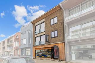 <p><strong>Prachtig gerenoveerd appartementsgebouw op toplocatie!</strong></p><p>Ontdek dit charmante, kleinschalige appartementsgebouw dat volledig gerenoveerd werd en klaar is voor directe verhuur. Gelegen op een uitstekende, commerciële locatie biedt dit pand volop mogelijkheden!</p><p><strong>Indeling:</strong></p><ul><li><strong>Gelijkvloers (125 m²):</strong> Ideaal voor diverse commerciële doeleinden met ruime uitbatingsmogelijkheden.</li><li><strong>Appartement op de 1e verdieping:</strong> Bestaande uit twee slaapkamers, een ingerichte badkamer, keuken en een ruim terras om van te genieten.</li><li><strong>Appartement op de 2e verdieping:</strong> Eveneens twee slaapkamers, een moderne badkamer, keuken en een groot terras.</li></ul><br /><p><strong>Waarom dit pand?</strong></p><ul><li>Geen syndic</li><li>Geen lift (minder onderhoudskosten)</li><li>Energiezuinig en volledig gerenoveerd</li><li>Direct verhuurbaar, geen renovatiewerken nodig</li></ul><p>Een unieke kans voor investeerders of zelfstandigen die op zoek zijn naar een pand met veel potentieel!</p>