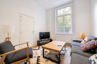<div>
<p><strong>Deze gerenoveerde eengezinswoning, gelegen aan de Scarronstraat 6 in Elsene, wordt momenteel verhuurd als een woongemeenschap met 6 kamers voor 4.250 € + 550 € aan servicekosten per maand. De woning heeft een bruto EPB-oppervlakte van ±200 m² en is zo ingedeeld dat men kan genieten van gemeenschappelijke ruimtes terwijl ieders privacy gewaarborgd blijft. Doorlopende woonkamer van 25 m² met toegang tot een achtertuin en een fietsenstalling. In de kelder beschikt het huis over een keuken van ±9 m², een eetkamer van ±14 m², een wasruimte met stookruimte en een opslagruimte. De zes slaapkamers zijn verdeeld over drie verdiepingen, met twee slaapkamers per verdieping. Hun oppervlakte varieert tussen ±11 en ±17 m²; elke slaapkamer heeft een eigen doucheruimte, op één na die een aparte douche heeft; drie aparte toiletten maken het geheel compleet.</strong></p>
<p><strong>Het huis is voorzien van centrale verwarming op gas met een condensatieketel en een elektrische installatie die aan de voorschriften voldoet. Het rapport van de architect van 2 maart 2026 bevestigt dat de uitgevoerde werkzaamheden overeenkomen met het afgegeven bouwvergunningplan. EPC: D — 176 kWh/m²/jaar. Uitstekende investering – bruto rendement van 6,5%!!!</strong></p>
<p></p>
<ul>
<li>3 slaapkamers van ±17 m²</li>
<li>3 slaapkamers van ±11 m²</li>
<li>6 doucheruimtes</li>
<li>Ingerichte keuken</li>
</ul>
<ul>
<li>PVC-dubbele beglazing</li>
<li>Condensatieketel op gas</li>
<li>Elektriciteit conform de voorschriften</li>
<li>Momenteel verhuurd voor 4.250 € + 550 € aan servicekosten.</li>
<li>Renovatie in 2025</li>
<li>Bouwjaar 1935</li>
</ul>
</div>