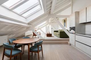 Authentiek industrieel wonen in Antwerpen
In de voormalige Whitbread-fabriek vind je dit unieke, lichtrijke appartement van ca. 85 m² op de derde verdieping, met een slaapkamer en een zonnig privéterras van ca. 16 m². De site werd grondig gerenoveerd met respect voor de oorspronkelijke architectuur, waardoor de charme van het industriële verleden en het comfort van hedendaags wonen samenkomen.
Indeling:
- Private inkom met open leefruimte (zithoek, eetplaats en open keuken)
- Zeer ruim privéterras van ca. 16 m²
- Rustig gelegen slaapkamer met ingebouwde kastruimte
- Badkamer met douche, wastafel en toilet
Troeven: veel lichtinval, groot terras, authentieke sfeer en centraal gelegen in Antwerpen.