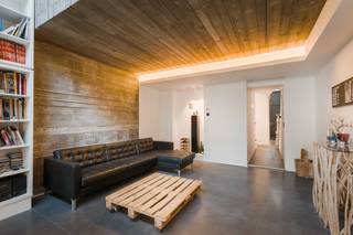 ONDER OPTIE - In het levendige Borgerhout, tussen het Centraal Station en het Moorkensplein, vind je deze hedendaagse architectenwoning. Een...