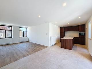 Appartement duplex entièrement rénové à louer à Bruges, près du centre-ville. De plus, en tant que première occupation après rénovation, il offre une occasion unique de prendre un nouveau départ. Cette propriété est idéale pour les projets de cohabitation et les familles.L'appartement s'étend sur les premier et deuxième étages et est fini avec des matériaux de haute qualité, notamment des armoires encastrées et un escalier en bois. Au premier étage, vous trouverez un studio avec salle de bains et toilettes séparées, une cuisine avec un espace de vie spacieux, un débarras avec connexions pour le lave-linge et le sèche-linge et une terrasse orientée au sud avec vue sur les tours historiques de Bruges.Le deuxième étage comprend deux chambres, une salle de bain, des toilettes séparées et un deuxième studio avec salle de bain et toilettes privatives. L'appartement a été entièrement rénové sur le plan énergétique et allie confort et consommation d'énergie favorable.Disposition :- Globale. Hall d'entrée - 1°V. : Hall (8 m²) - Chambre studio au rez-de-chaussée (13 m²) - Salle de bain du studio au rez-de-chaussée (6 m²) - WC - Cuisine ouverte (10 m²) - Salon (30 m²) - Débarras (6 m²) - Terrasse (21 m²) - WC séparé- 2°V. : Chambre 1 (15 m²) - Chambre 2 (15 m²) - Toilettes séparées - Salle de bain (5 m²) - Chambre studio à l'étage (15 m²) - Salle de bain studio à l'étage (7 m²) - WC séparéGénéral- prix de location : 1.950 €/moisLe moyen le plus rapide pour visiter cette propriété ? Demandez votre visite via le bouton rose de notre site Web (www.dewaele.com) et vous serez contacté par l'un de nos experts en location.