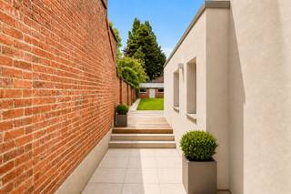 Bent u op zoek naar een woning waar werkelijk alles al voor u is gedaan? Deze verrassend ruime parel in het centrum van Izegem werd smaakvol en met oog voor detail gerenoveerd. De volledige woning is reeds professioneel opgeschilderd; u hoeft enkel uw verhuisdozen uit te pakken! <br /><br />We betreden de woning via de statige inkomhal. De ruime open leefruimte straalt pure klasse uit dankzij de keramische parkettegel en de high-end keuken is voorzien van een Mortex werkblad en Samsung-toestellen (geïntegreerde dampkap/ combi-oven/ frigo/ diepvries/ vaatwas/...). <br /><br />De woning telt drie volwaardige slaapkamers afgewerkt met een kwalitatieve en onderhoudsvriendelijke visgraatvinyl. De absolute eyecatcher is de master bedroom op de tweede verdieping met een eigen ensuite badkamer (voorzien van zowel ligbad als inloopdouche). Met nog een tweede badkamer voor de kids, een apart toilet en een praktische zolder is dit de ultieme gezinswoning. <br />Buiten geniet u van de ommuurde tuin met een strak houten terras in padouk, het is de ideale plek voor een zomerse BBQ. Een handige tuinberging achteraan de tuin maakt het plaatje compleet.<br /><br />Met een EPC A label, 13 zonnepanelen en volledig vernieuwde en conforme technieken bent u 100% klaar voor de toekomst. (elektriciteit conform/ nieuwe cv-installatie/regenput/ ventilatie/ zonnepanelen/ kelder/...) Kortom een unieke kans voor wie belang hecht aan kwaliteitsvol wonen! <br /><br />Interesse in deze topper? Bel of mail Jasper 0479/27 71 92 – Jasper@immopottelberg.be