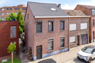 Opendeurdag 5 en 6 juli - inschrijven via www.polares.euDeze woning met vier slaapkamers ligt op een toplocatie, vlak bij het bruisende centrum van...