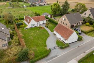 <p>Op een prachtige, landelijke locatie in Aalter en tegelijk vlot bereikbaar via de belangrijkste uitvalswegen, vindt u deze charmante woning met veel karakter en potentieel.</p><p>Een zeldzame combinatie van rust en bereikbaarheid, op een mooi perceel van maar liefst 1.112 m².</p><p>De woning zelf ademt authenticiteit en charme, en biedt volop renovatiepotentieel voor wie zijn of haar droomhuis op maat wil creëren. Het handige bijgebouw zorgt voor extra opslag- of gebruiksruimte, ideaal voor hobby, opslag of als atelier.</p><p>Het perceel is gunstig georiënteerd, wat zorgt voor een aangename lichtinval doorheen de dag.</p><p>Een woning met karakter, ruimte en toekomstpotentieel — op een plek waar landelijke rust en bereikbaarheid elkaar ontmoeten.</p><p>Troeven op een rij:<br />• Mooi perceel van 1.112 m²<br />• Landelijke ligging, vlot bereikbaar via de uitvalswegen<br />• Charmante woning met authentieke uitstraling<br />• Interessant renovatie- en toekomstpotentieel<br />• Praktisch bijgebouw, geschikt als berging, hobbyruimte of atelier<br />• Gunstige oriëntatie en aangename buitenruimte</p><p>Contacteer ons voor een bezoek. Simon +32 499 99 49 17 of simon@heritagevastgoed.be</p><p>Praktische info:<br />• EPC label F | 762 kWh/m² jaar – renovatieverplichting<br />• Stedenbouwkundige inlichtingen: Vg | WgLk | Gmo | Gvkr | Vv<br />• Overstromingsgevoeligheid: Perceelscore D, Gebouwscore C<br />• De bovenvermelde bewoonbare oppervlakte betreft de bruto oppervlakte zoals vermeld in het EPC-attest.</p>