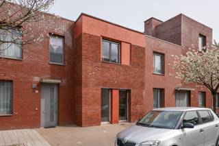 Deze gerenoveerde woning is gelegen in de charmante Duivelshoek in Wilrijk. Goed gelegen nabij groen, sportfaciliteiten, bruisende centrum Wilrijk, ziekenhuizen, openbaar vervoer winkels en supermarkten. Vlotte verbinding Brussel - Antwerpen.<br /><br />De woning is volledig gestript in 2026 en gerenoveerd.<br /><br />Indeling: Inkomhal met apart toilet, aansluitend een bureau of fiestenberging. Woonkamer op visgraatparket die netjes doorloopt doorheen de gehele woning. Open keuken voorzien van alle hedendaagse comfort. Via het schuifraam betreedt u de tuin met terras. Via de achterzijde heeft u nog een handig poortje naar de achterliggende servitude weg. 1V: nachthal, 3 slaapkamer en één badkamer.<br /><br /><br />EPC: A-label (warmtepomp, gevel-, vloer- en dakisolatie, ...)