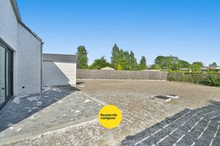Op een rustige maar tegelijk centrale ligging in Gistel verrijst deze hedendaagse nieuwbouwwoning. De woning werd ontworpen met bijzondere aandacht voor lichtinval, ruimtegevoel en een functionele indeling, waardoor ze perfect aansluit bij de noden van het moderne gezinsleven.<br /><br />Via de inkomhal met gastentoilet komt u terecht in de aangename en lichtrijke leefruimte. Dankzij de grote raampartijen ontstaat een mooie connectie met het terras en de tuin, wat zorgt voor een open en ruimtelijk gevoel. De open keuken vormt samen met de leefruimte het centrale hart van de woning en is ideaal voor gezellige familiemomenten en ontspannen avonden. Aansluitend bevindt zich een praktische was- en bergruimte. Op de verdieping zijn drie volwaardige slaapkamers voorzien, samen met een stijlvolle badkamer uitgerust met een ligbad, inloopdouche en dubbele lavabo. Daarnaast beschikt de verdieping over een afzonderlijk toilet. De zolderruimte biedt bijkomende opbergmogelijkheden en is perfect bruikbaar als stockageruimte.<br /><br />Voor de afwerking werd gekozen voor kwalitatieve, duurzame en onderhoudsvriendelijke materialen die bijdragen aan een tijdloze uitstraling en een optimaal wooncomfort. Dankzij de combinatie van zonnepanelen, een warmtepomp, vloerverwarming en een ventilatiesysteem geniet u bovendien van een uiterst energiezuinige woning met een laag energieverbruik.<br /><br />Ook buiten werd aan alles gedacht zodat u meteen zorgeloos kunt genieten. De woning beschikt over een aangelegd terras, private parkeerplaatsen, een genivelleerde tuin en een groene scheidingshaag die zorgt voor extra privacy en een aangename buitenbeleving.<br /><br />De ligging is zonder twijfel een belangrijke troef. U woont hier in een rustige omgeving met winkels, scholen, horeca en openbaar vervoer op korte afstand. Bovendien zorgt de vlotte verbinding met de autosnelweg voor een uitstekende bereikbaarheid.<br /><br />Deze nieuwbouwwoning combineert modern wooncomfort, kwalitatieve afwerking en een rustige maar centrale ligging in het hart van Gistel.<br /><br />E-peil: 21 - S-peil: 28 ~ Vg, Wg, Gvkr, Gvv, Gmo ~ Ref. MI24864