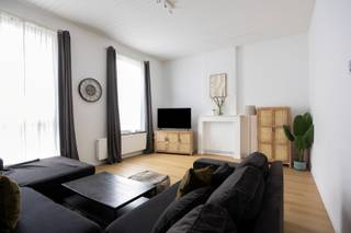Instapklaar appartement van 109 m² met 2 slaapkamers, centraal gelegen in Halle. Winkels, scholen en openbaar vervoer op wandelafstand.<br /><br />Het appartement is gelegen op de 1e verdieping van een kleinschalig gebouw met 6 eenheden (geen lift). Het appartement werd gerenoveerd in 2020 en beschikt over EPC-label C.<br /><br />Indeling: ruime leefruimte met grote ramen, eetplaats met gesloten keuken, badkamer met inloopdouche en enkele lavabo, 2 ruime slaapkamers en een berging. Kelderruimte inbegrepen.<br /><br />Momenteel verhuurd en dus zeker interessant als investering. Contacteer ons zeker voor de verhuurmogelijkheden. <br /><br />Interesse in dit appartement? Contacteer Stephanie op 0477/81.67.75 of stephanie@woonkantoor.be