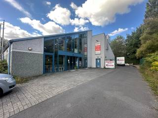 Uitstekend gelegen magazijn met showroom op een perceel van 2.696 m², gelegen dicht bij de N58, een belangrijke verbindingsweg die aansluit op de...