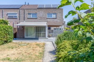 Op een <strong>rustige en gunstige locatie,</strong> nabij de Schelde en de vernieuwde site De Zaat, bevindt zich deze zeer goed onderhouden gezinswoning. Dankzij de vlotte verbinding met de N16 en E17 en de nabijheid van winkels, scholen, openbaar vervoer en recreatiemogelijkheden geniet u hier van een ideale combinatie van comfort en bereikbaarheid.<br /><br />Bij het betreden van de woning komt u in de inkomhal met gastentoilet. De lichtrijke leefruimte biedt een aangenaam zicht op de tuin en sluit naadloos aan op de praktische keuken. Aansluitend bevindt zich een handige berging.<br /><br />Op de verdieping vindt u <strong>drie volwaardige slaapkamers </strong>een ruime badkamer uitgerust met een ligbad, douche en dubbele wastafel. Daarnaast beschikt de woning over een <strong>praktische bergruimte</strong> en een zolder, bereikbaar via een uitklapbare trap, ideaal als extra opslagruimte.<br /><br />De absolute troef van deze woning is zonder twijfel de <strong>zuidwestgerichte tuin </strong>met sfeervolle vijver. Hier geniet u de hele namiddag en avond van de zon. Het terras en het tuinhuis zorgen voor extra comfort, terwijl de <strong>carport </strong>en de ruime oprit voldoende parkeergelegenheid bieden.<br /><br />Bent u op zoek naar een instapklare en uiterst verzorgde woning met een zonnige tuin op een uitstekende ligging? Contacteer emily via emily@claves.be of op 03 502 98 74.<br />