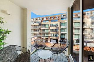 Instapklaar appartement gelegen op een centrale ligging te Knokke, vlakbij de winkels en op fietsafstand van de zee. Het appartement werd smaakvol gerenoveerd en heeft een mooi inpandig terras vooraan en telt 2 grote slaapkamers.<br /><br />Indeling: inkom met gastentoilet en vestiaire. Lichtrijke woonkamer met eethoek en toegang tot het terras. Volledig ingerichte open keuken voorzien van alle comfort. Master bedroom met ingemaakte kasten en aansluitende douchekamer. Tweede volwaardige slaapkamer met ingemaakte kasten en douchekamer. Het appartement is afgewerkt met hoogwaardige materialen. Privatieve kelder en fietsenberging. Kleinschalige residentie.