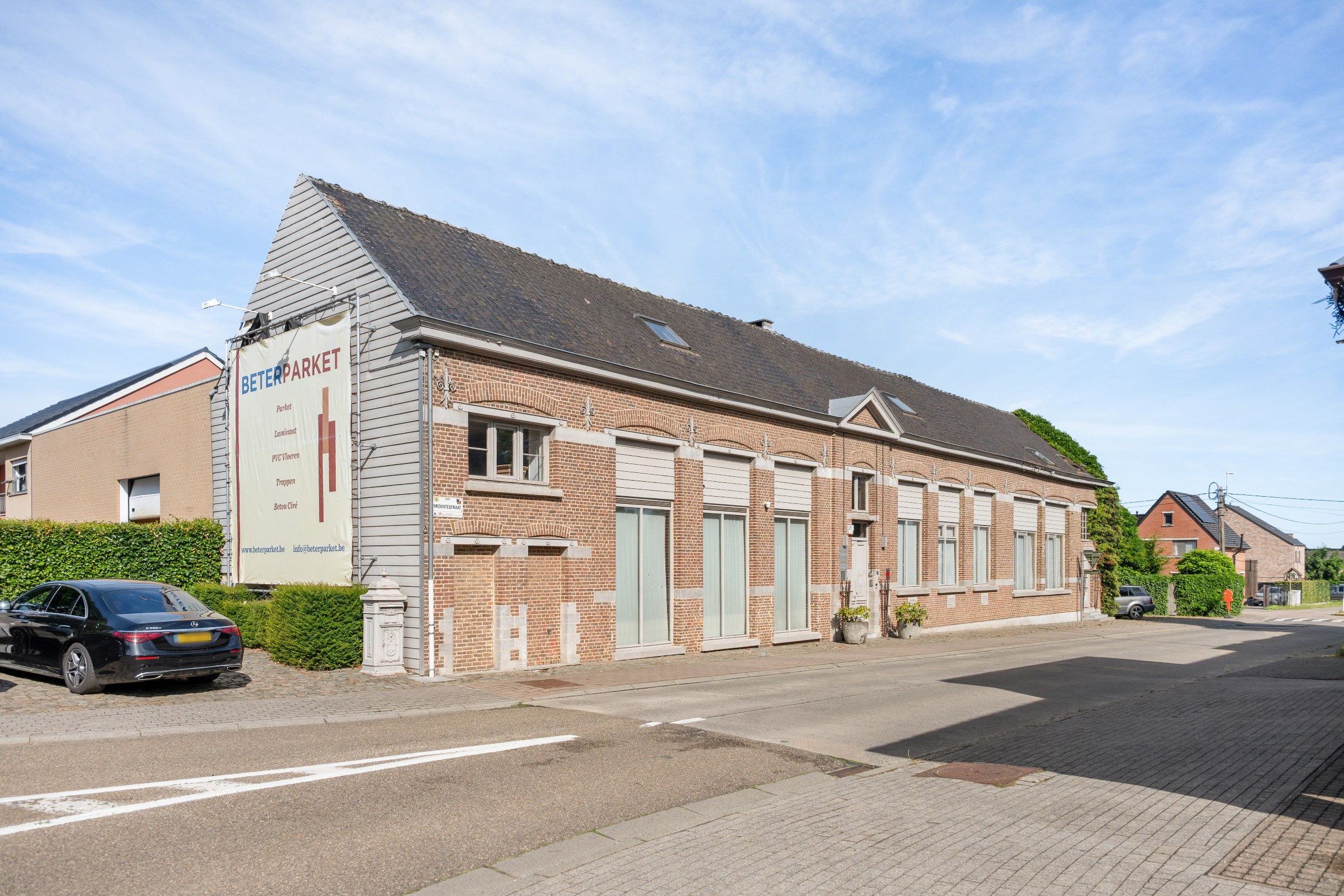 Karaktervol multifunctioneel gebouw met 590 m² bruikbare oppervlakte, tuin en ruime parkeermogelijkheden. - foto 2