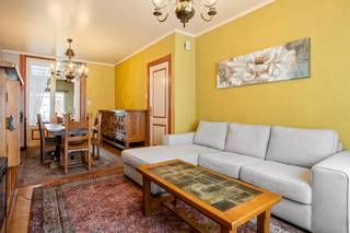 Te vernieuwen woning op 102m² in woonstraat op wandelafstand van de Bredabaan. Inkomhal, woonkamer doorlopend naar leefkeuken, badkamer (ligbad, lavabo in meubel en toilet), gezellig stadstuintje met berging. Op de verdieping: 2 ruime slaapkamers. Extra's: Kelder- en zolderberging. Energielabel F en bijgevolg is de renovatieplicht hier van toepassing.