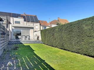 Energiezuinige woning op een centrale locatie bestaande uit een inkomhal met afzonderlijk toilet, ruime leefruimte met eet-en zithoek,...