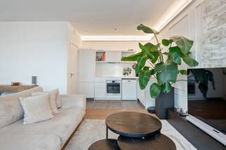 Gelegen op de 10de verdieping van Toren 6, biedt dit ruime appartement van 97 m² met een zuidgericht terras van 11 m² een uitzonderlijk wooncomfort en een open uitzicht. Vanuit de leefruimte geniet u van een vergezicht over de Schelde, Linkeroever, Rechteroever, de haven en het noorden van Antwerpen,.<br />Het appartement beschikt over een lichtrijke leefruimte met parketvloer en een volledig uitgeruste open keuken met inductiekookplaat, dampkap, koelkast met vriesvak en vaatwasser. De praktische berging biedt plaats voor wasmachine en droogkast.<br />Verder zijn er drie volwaardige slaapkamers, een badkamer met ligbad én douche, en een afzonderlijk gastentoilet.<br />De afwerking is tijdloos en kwalitatief, met parket in de leefruimtes en slaapkamers en tegelvloeren in keuken, hal, berging, badkamer en toilet.<br />Tot slot beschikt het appartement over twee ondergrondse autostaanplaatsen (35.000 euro/unit) en een privatieve kelderberging, inbegrepen in de verkoopprijs.<br />Een ideaal appartement voor wie houdt van ruimte, licht en een uniek uitzicht op een van de mooiste plekken van Antwerpen.<br /><br />Gelegen op het Eilandje aan het Kattendijkdok. Op wandelafstand van de Schelde, de jachthaven en het MAS. In dit vernieuwde stadgedeelte wordt open ruimte en groen gecombineerd met gezellige café's, restaurants en winkels die deze stad te bieden heeft.<br /><br />EPC: A - UC: 54864 - P + G score: C<br /><br />
<p>Vergunning uitgereikt, Woongebied, Geen rechterlijke herstelmaatregel of bestuurlijke maatregel opgelegd, Voorkooprecht ruimtelijke ordening aanwezig, Geen verkavelingsvergunning</p>