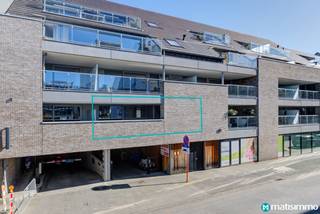 INSTAPKLAAR APPARTEMENT MET 2 SLAAPKAMERS EN AUTOSTAANPLAATS IN HET CENTRUM VAN BILZEN<br /><br />Dit gezellig, hedendaags appartement is gelegen in hartje Bilzen en omgeven door verschillende winkels en faciliteiten. De op- en afritten van de autostrades bevinden zich op 5 minuten rijden waardoor men eveneens geniet van een vlotte verbinding naar andere dorpen en steden.<br /><br />De inkom van deze residentie is gelegen tussen de Hema en de Zeeman, aan de kant van de Hema. Het appartement zelf is op de 1<sup>ste</sup> verdieping gelegen en bereikbaar via de trap of de lift. Men passeert een buitenpad met zicht op de binnentuin en aan het einde is het appartement gelegen.<br /><br />De indeling van het appartement is als volgt:<br />- Inkomhal.<br />- Woonkamer met open keuken. De keuken is voorzien van een inbouwkoelkast, oven en een kookplaat met afzuigkap.<br />- Berging met aansluiting voor het wasmachine. <br />- Nachthal.<br />- 2 slaapkamers.<br />- Badkamer. De badkamer is voorzien van een bad-douche combinatie en een wandmeubel met lavabo.<br />- Toilet.<br />- Overdekt terras.<br /><br />Het appartement is beschikbaar vanaf 1/11/2026. <br /><br /><br />De gemeenschappelijke kosten bedragen €65/maand.<br />Het appartement beschikt over een ondergrondse parkeerplaats en een gemeenschappelijke fietsenstalling.<br /><br />Wilt u graag een bezichtiging inplannen in dit instapklare appartement in het centrum van Bilzen? Contacteer ons dan vrijblijvend via info@matisimmo.be.