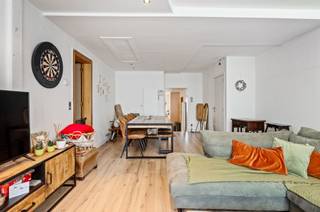 Opbrengsteigendom met handelsgelijkvloers en 2 appartementenDit uitstekend gelegen handelspand met bovenliggende woongelegenheid vormt een...