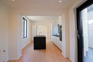 Gelegen in het centrum van Bornem staat deze instapklare en gerenoveerde woning te koop. Perfect voor wie comfort, sfeer én praktische indeling zoekt, met extra troeven zoals een dakterras, ruime mezzanine en gezellige buitenruimte. Er zijn twee slaapkamers. Eén van de slaapkamers beschikt over een dakterras – ideaal om ’s ochtends te genieten van de zon of ’s avonds buiten te relaxen. De andere slaapkamer is bijzonder vanwege de zeer ruime mezzanine ‒ extra hoogte, ruimte en karakter. Moderne badkamer met een mooie lavabo, een ruime inloopdouche en een tweede toilet. Strakke afwerking en functioneel ingericht. De woonkamer, eetplaats en de volledig ingerichte keuken bevinden zich op het gelijkvloers, evenals de toegang tot de kelder, een bergruimte en een gastentoilet. Ook is er nog een rustige buitenruimte aanwezig, waar je je fietsen veilig kan stallen en je een buitenplek hebt. Zonnepanelen aanwezig. <br />Referentie: 5496