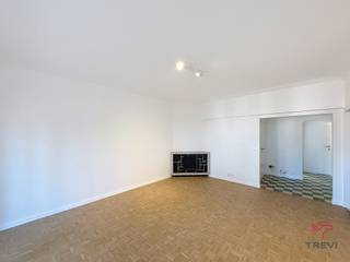 UCCLE – Tussen de wijk Dieweg en Groeselenberg, vlakbij het Wolvendaelpark, in een rustige en groene straat, dicht bij het openbaar vervoer, volledig gerenoveerd appartement met 2 slaapkamers van ±80 m² op de 1e verdieping, bestaande uit een inkomhal met vestiaire, apart toilet, volledig uitgeruste keuken (oven, kookplaten, afzuigkap, koelkast/diepvriezer, vaatwasser, magnetron), woonkamer van ±23,5 m² met toegang tot een terras van ±9,5 m² op het westen, slaapkamer van ±9 m², slaapkamer van ±14 m² met toegang tot een terras van ±9,6 m² op het oosten, doucheruimte (douche, wastafel, aansluiting voor wasmachine), kelder. Voorziening voor gemeenschappelijke kosten van € 100/maand. EPB B! Onmiddellijk beschikbaar! Afmetingen zijn indicatief.