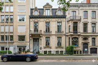 <p><span><span>Prachtig herenhuis in neo-Lodewijk XVI-stijl – Jan Van Rijswijcklaan 98, Antwerpen<br /><br />Dit statige herenhuis uit 1912, ontworpen door architect Michel De Braey in opdracht van Jules Fribourg, is een prachtig voorbeeld van de neo-Lodewijk XVI-stijl. Het huis, gelegen aan de Jan Van Rijswijcklaan, combineert historische charme met veel potentieel voor modern comfort.<br /><br />Bij binnenkomst word je verwelkomd in een monumentale inkomhal die leidt naar de centrale traphal, het hart van de woning. Op de begane grond bevinden zich een indrukwekkend salon, een ruime eetkamer en dienstruimtes, waaronder een bijkeuken en toilet. Vanuit de eetkamer heb je toegang tot een mooi terras en een verzorgde tuin in Parijse stijl.<br /><br />De eerste verdieping biedt een royale master suite met en suite badkamer, kleedkamer en een apart toilet. Aan de voorzijde van de verdieping ligt een gastenkamer met eigen badkamer en een sfeervolle bureauruimte. De trap wordt hier bekroond met een indrukwekkend glas-in-lood kunstwerk.<br /><br />Op de tweede verdieping, die toegankelijk is via de diensttrap of de lift, vinden we een ruime slaapkamer met dressing en badkamer. Daarnaast is er een grote bureauruimte met bijhorende keuken, die eenvoudig kan worden omgebouwd tot twee extra ruime slaapkamers met badkamers.<br /><br />De woning is volledig onderkelderd, met diverse bruikbare ruimtes, waaronder wijnkelders en kamers die door de hoge plafonds en lichtinval als verblijfsruimte kunnen worden gebruikt. Vanuit de kelder is er directe toegang tot de tuin.<br /><br />Extra kenmerken:</span></span></p><ul><li><span>Lift aanwezig die toegang biedt tot alle verdiepingen</span></li><li><span><span>Authentieke elementen zoals hoge plafonds en glas-in-lood blijven behouden</span></span></li><li><span><span>Ruime, onderkelderde ruimtes geschikt voor verschillende doeleinden</span></span></li><li><span><span>Gelegen in de prestigieuze wijk Markgrave, met uitstekende verbindingen naar het stadscentrum en uitvalswegen</span></span></li></ul><p><br /><span><span><span>Deze woning is ideaal voor wie op zoek is naar een historisch pand met veel mogelijkheden voor persoonlijke invulling. Voor meer informatie of een bezichtiging, neem contact op.</span></span></span><br /> </p>