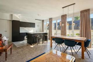 Stijlvol gerenoveerd appartement op de bovenste verdieping van een verzorgd gebouw, gelegen in het hart van het historisch centrum van Antwerpen. Dit instapklare appartement werd volledig vernieuwd in ± 2022 en combineert hedendaags comfort met kwalitatieve afwerking.
Via de inkomhal met gepantserde veiligheidsdeur betreedt u de lichtrijke leefruimte, waar een prachtige parketvloer en grote raampartijen van vloer tot plafond meteen in het oog springen. De overvloedige natuurlijke lichtinval zorgt voor een aangename en open sfeer.
Doorheen het appartement werd gekozen voor maatwerk en functionaliteit. Ingebouwde kasten bieden praktische opbergruimte, inclusief een geïntegreerde plaats voor was- en droogmachine.
De stijlvolle en open maatwerkkeuken, afgewerkt met keramische tegels en een stenen werkblad, is uitgerust met kwalitatieve toestellen (voornamelijk AEG en Samsung).
Het appartement beschikt over twee volwaardige slaapkamers en een elegante badkamer met inloopdouche, dubbele lavabo en anti-dampspiegel. Een apart gastentoilet vervolledigt het geheel.
Qua comfort en technologie werd niets aan het toeval overgelaten. Het pand beschikt over een gunstige EPC-score. De verwarming, airconditioning (warmtepomp), videofoon en domotica zijn eenvoudig via gsm aan te sturen, wat zorgt voor optimaal gebruiksgemak, het hele jaar door.
Een uitzonderlijke opportuniteit voor wie comfortabel en stijlvol wenst te wonen op een absolute toplocatie in Antwerpen.