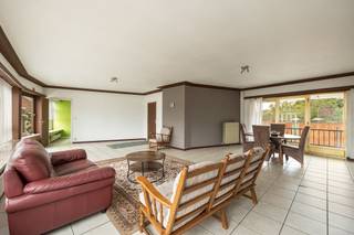 <strong>Opbrengsteigendom met 3 appartementen, handelspand op gelijkvloers en 3 garageboxen.<em></em></strong><em><span><br /><br /><strong>Ligging:</strong></span><span> </span></em>centrum van Turnhout.<em><br /><br /><strong><span>Omschrijving:</span></strong><span> </span></em>opbrengsteigendom met 3 verhuurde appartementen met garagebox en handelspand in het centrum van Turnhout. <em><br /><br /><strong>Verdieping 0:</strong> </em>handelspand van 100m². Doorrit naar de garages. <strong><br /></strong><em><br /><strong>Verdieping 1, 2 en 3:</strong> </em>drie identieke appartementen van elk 162 m² bewoonbare oppervlakte + westgericht terras, ruime inkomhal met vestiaire, vooraan grote lichtrijke woonkamer, aparte keuken, 2 slaapkamers, gastentoilet en badkamer, garagebox en kelderberging + gemeenschappelijke fietsenberging.<em><br /></em>Vernieuwde hoog condensatie ketels (2024) en nieuwe ramen geplaatst.<br />Achteraan 3 garages met handmatige poorten.<br />Epc-score: gelijkvloers: Label D - 1e verdieping: 200 kWh/m² (B) - 2e verdieping: 191 kWh/m² (B) - 3e verdieping: 390 kWh/m² (D)<br />Asbestveilig gebouw<em>.<br /><span><strong><br /></strong></span></em>
<p><strong>Vermeldingen inzake bijzondere infoplicht:</strong> omgevingsvergunning stedenbouwkundige handelingen uitgereikt, woongebied, geen rechterlijke herstelmaatregel of bestuurlijke maatregel opgelegd, geen voorkooprecht ruimtelijke ordening, geen omgevingsvergunning voor verkavelen van gronden, geen watergevoelig openruimtegebied</p>