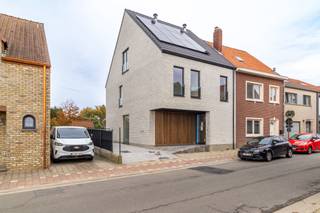 <div>Nossegem: ruime (225m²) nieuwbouw driegevel met 5 slaapkamers en 2 badkamers, op een mooi en goed gelegen perceel van 3a 26ca en ingedeeld als volgt:</div>
<div>-op het gelijkvloers: een mooie inkomhal/traphal met een apart wc-lokaal en ruimte voor een vestiaire, een open zithoek met aansluitend een volledig ingerichte keuken met eiland en aansluitend een eethoek en extra leeshoek.</div>
<div>-op de 1ste verdieping: een nachthal/traphal, 3 slaapkamers (16,5-10,8-12,7 m²), een apart wc-lokaal, een ruime badkamer (10m² met bad &amp; inloopdouche) en een aparte berging/wapslaats.</div>
<div>-op de 2de verdieping (deels onder de dakhelling): de hoofdslaapkamer (19m² en voorzien van inbouwkasten), een 2de slaapkamer (15,5m²), een nachthal/traphal, een apart wc-lokaal, een badkamer (inloopdouche en wastafel), een zolder/tech. ruimte.</div>
<div></div>