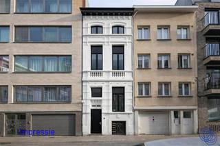 Informatie woningAuthentiek gebouw uit 1982 heeft een karaktervolle gevel en bijzonder veel potentieel. Op de gelijkvloerse verdieping bevindt zich...