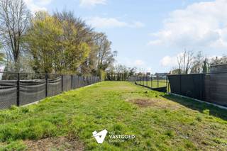 <p><span>Recent gerenoveerde ruime woning (220m²) met 5 slaapkamers en tuin met tuinkamer te Beringen.</span></p><p><span> </span></p><p><span>Belangrijkste troeven: </span></p><p><span>- 5 slaapkamers</span></p><p><span>- Tuin van 8a49 met tuinhuis of garage</span></p><p><span>- EPC C dus geen renovatieplicht</span></p><p><span>- Dak vervangen en geïsoleerd in 2018</span></p><p><span>- Totaalrenovatie</span></p><p><span> </span></p><p><span>Bekijk zeker ook de grondplannen met de afmetingen. Zo krijgt u van thuis uit al een perfect beeld van wat deze woning te bieden heeft!</span></p><p><span> </span></p><p><span>Wenst u meer info of een vrijblijvende bezichtiging, contacteer dan ons kantoor op het nummer 011 85 15 15 en wij helpen u graag verder.</span></p>